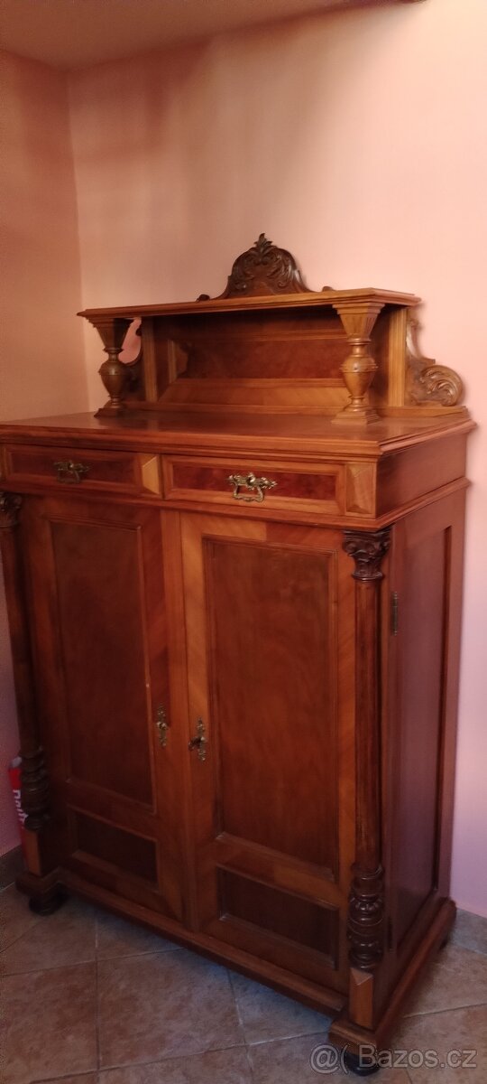 Krásná starožitná skříňka Vertigo