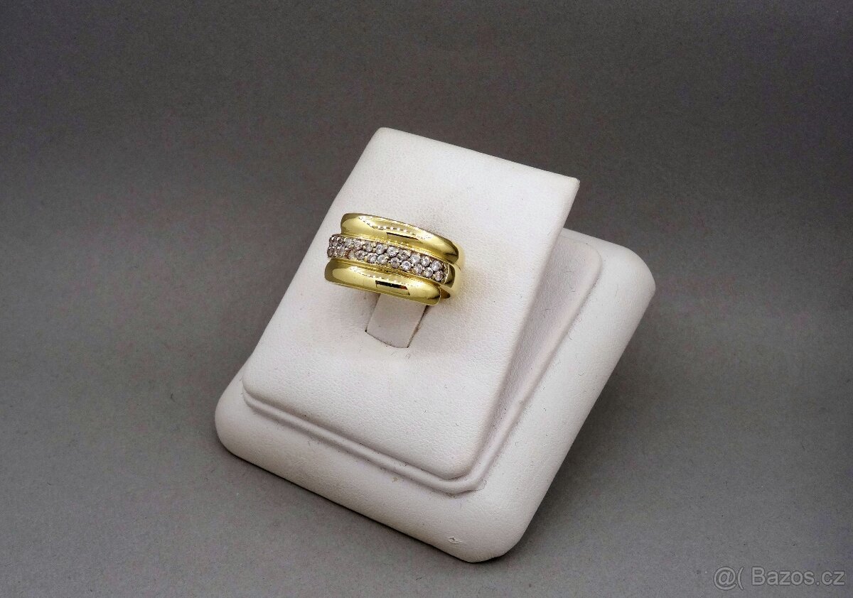 Krásný silný zlatý prsten s kamínky