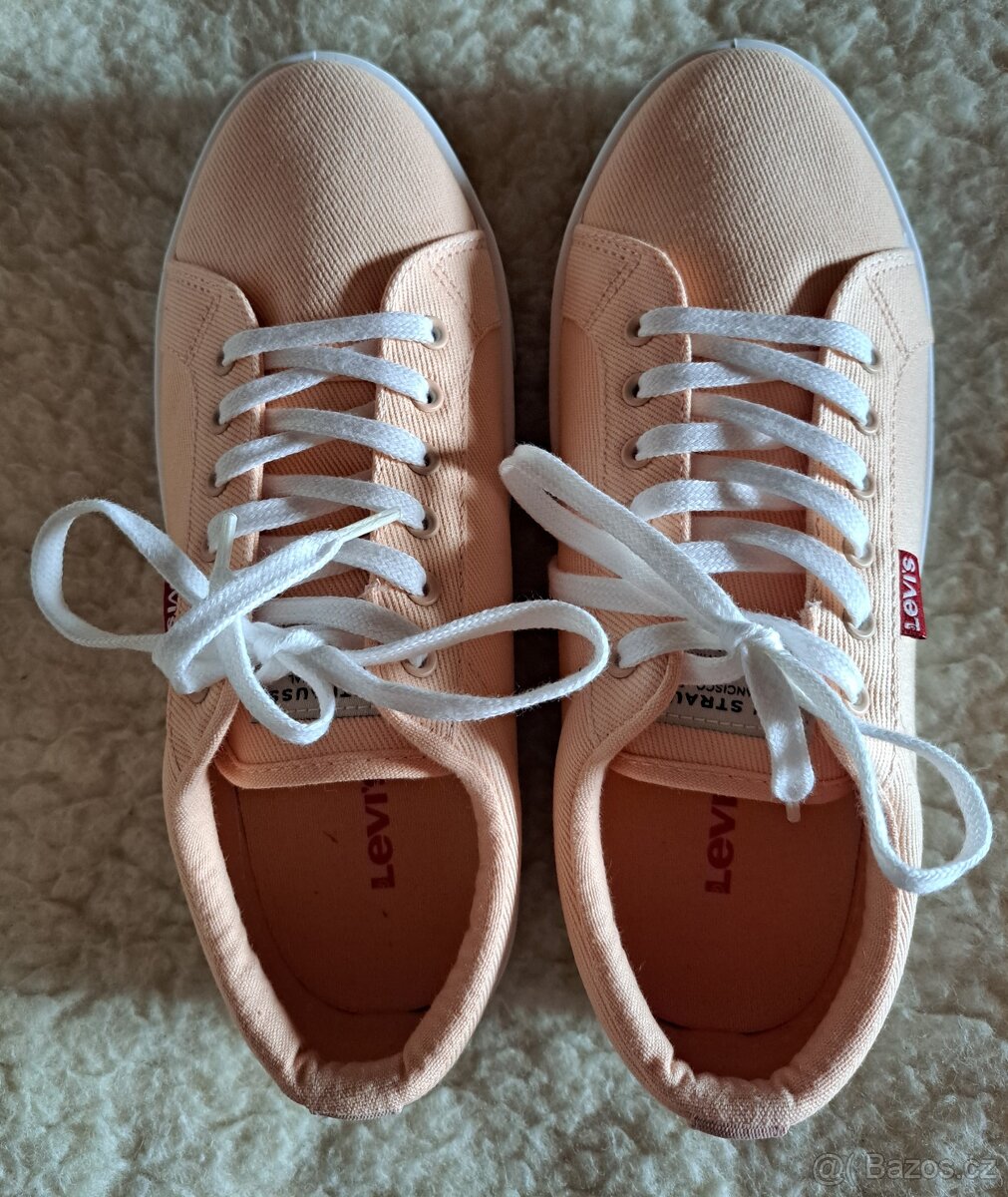 Nové Levis 39