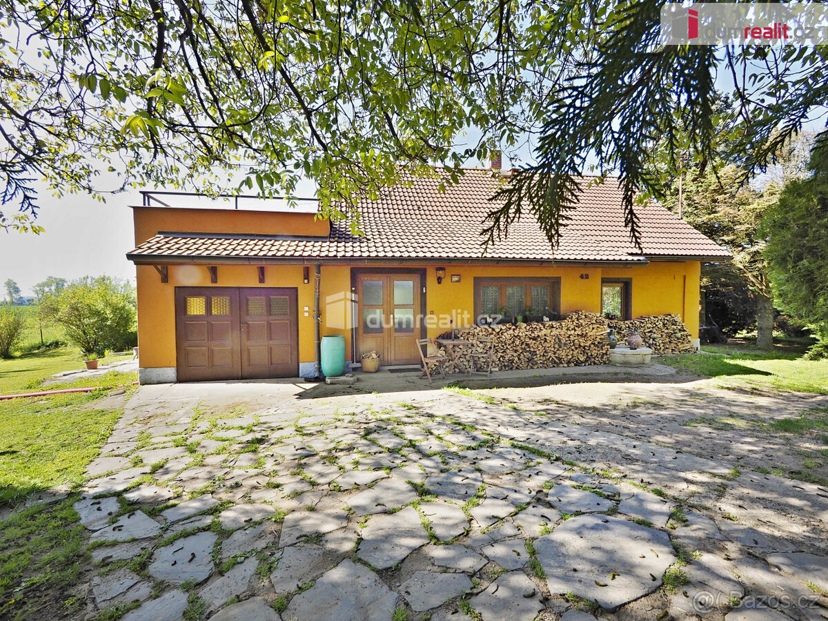 Rodinný dům 4+1 s garáží, terasou, studnou