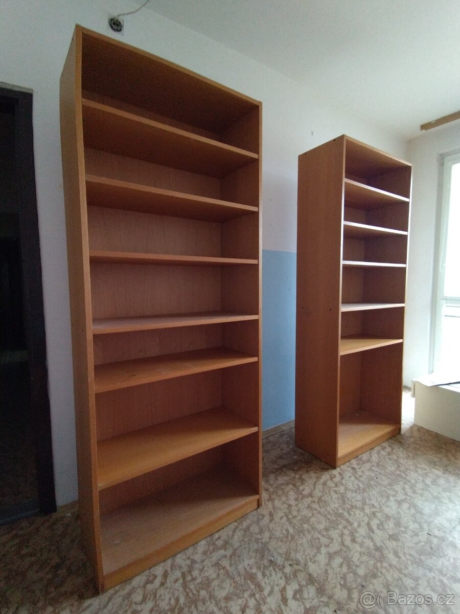 Psací stůl, policové skříně, křeslo, pohovky, zdarma