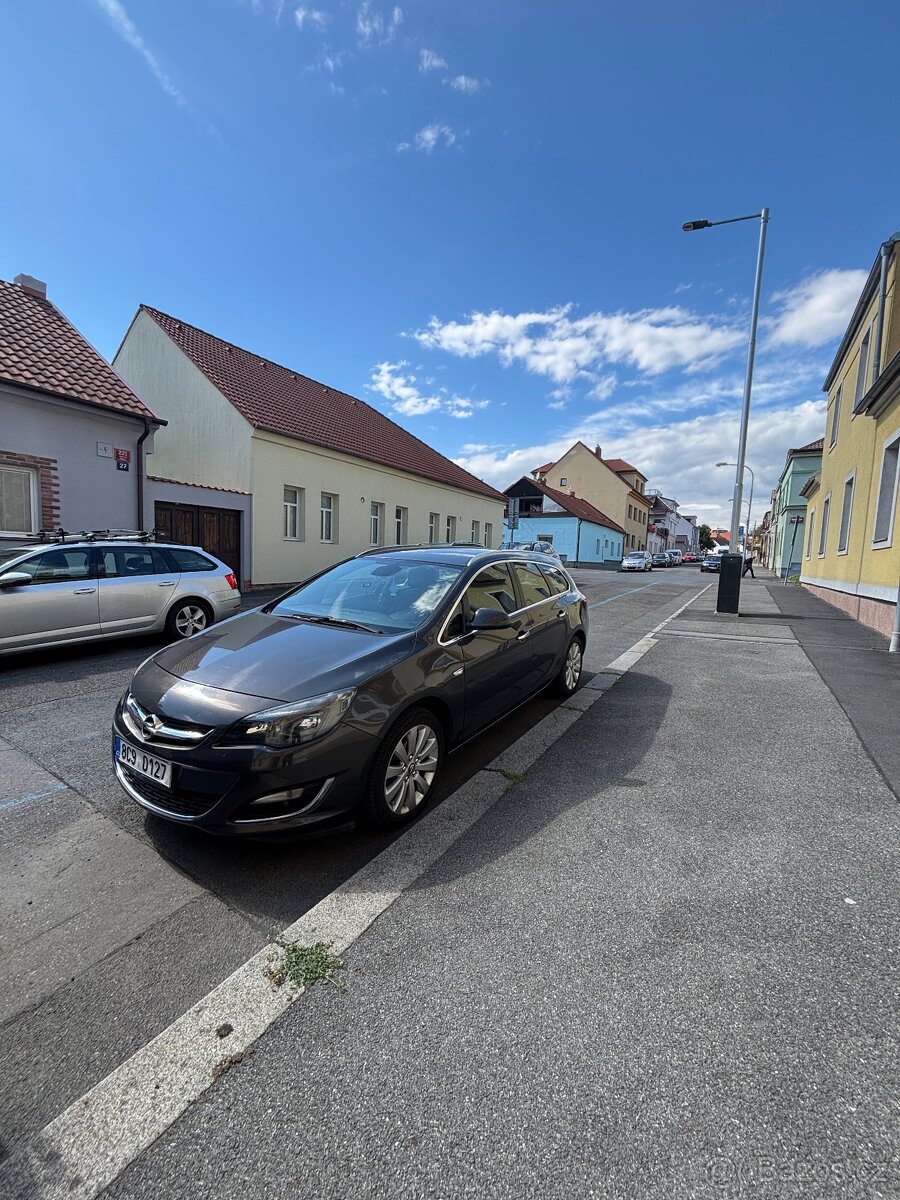Opel Astra Sport Tourer 2012