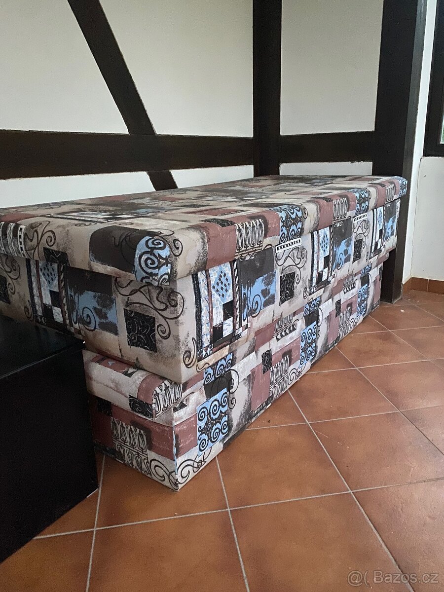 Válenda s úložným prostorem