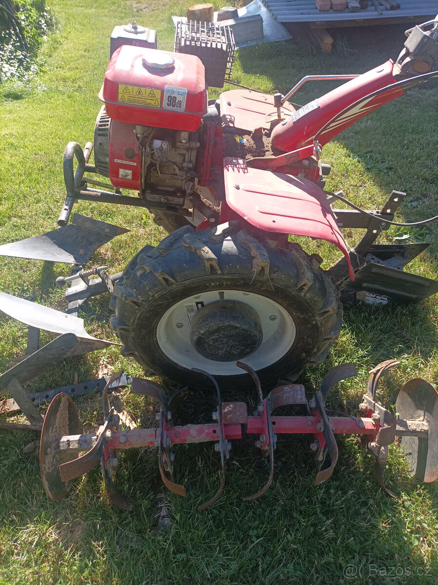 Hecht 7100, traktor, rotavátor, závaží, 3 pluhy