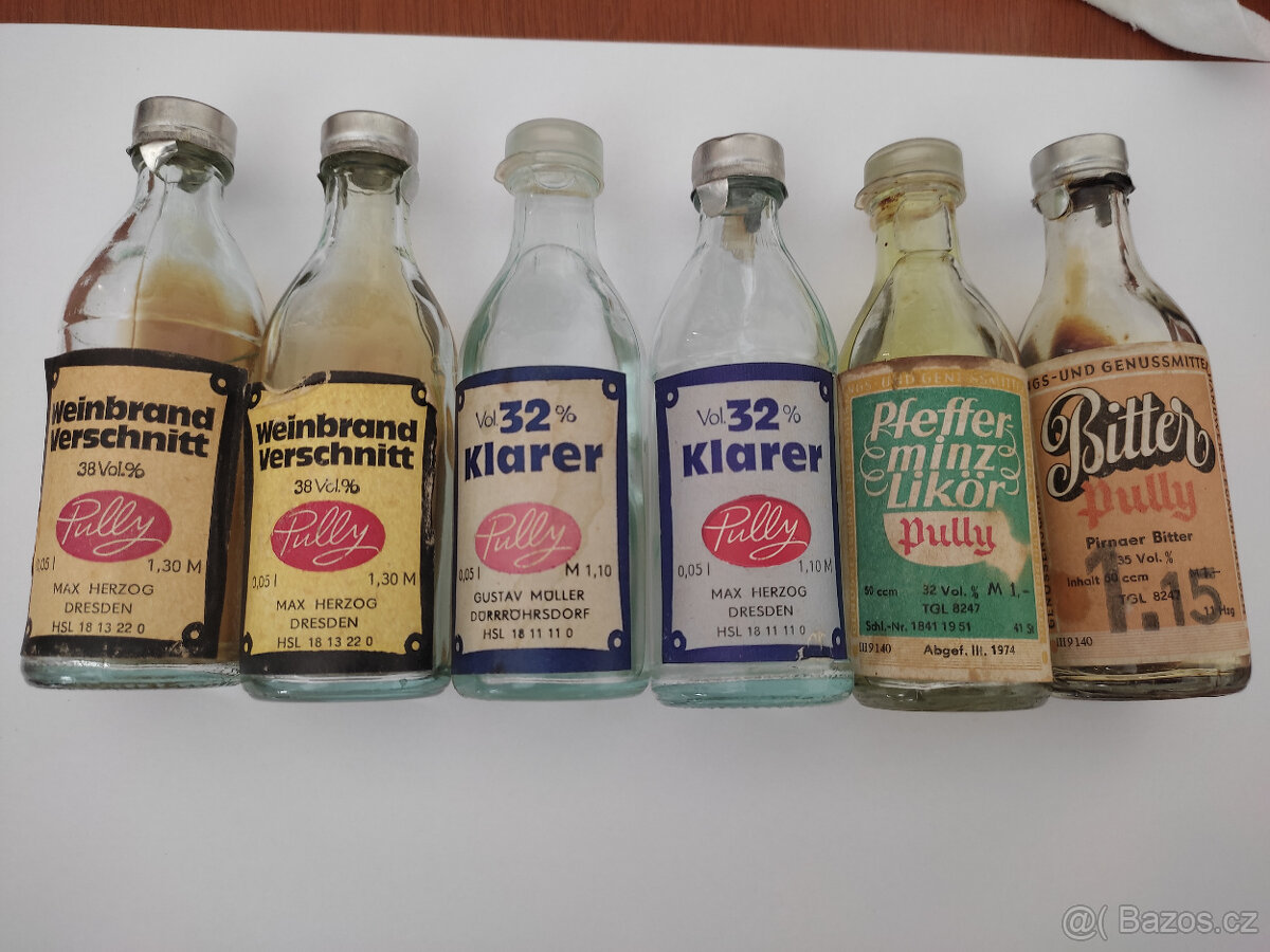 staré mini lahvičky alkoholu