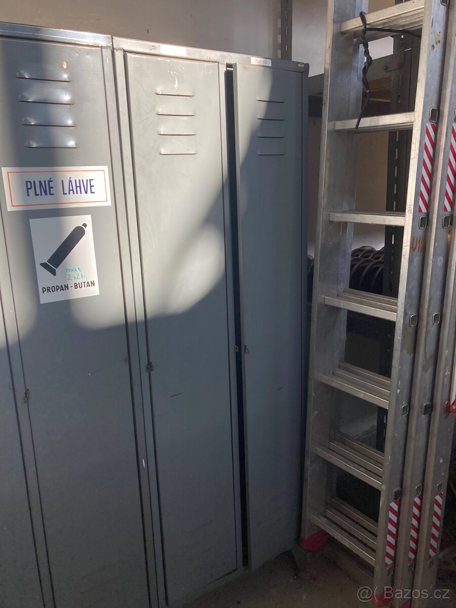 Plechové šatní skříně