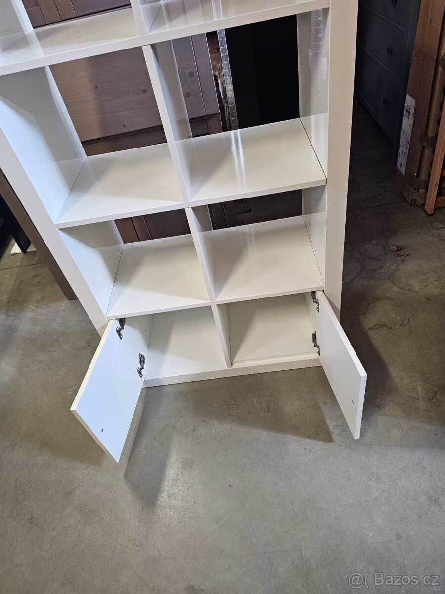 POLICE - KNIHOVNA KALLAX V LESKU