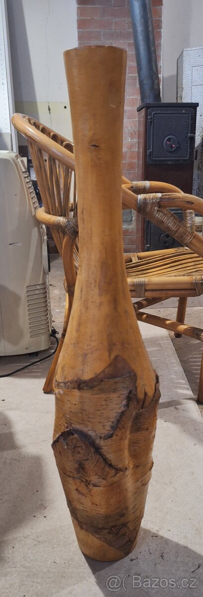 Dekorativní váza z vyřezávaného dřeva