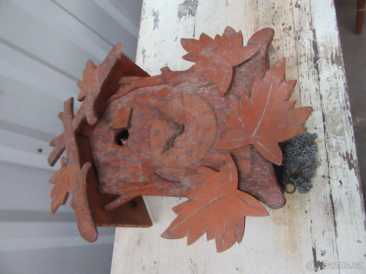 Nabízím staré dřevěné kukačky. Chybí zaváží ,kyvadlo, kousek