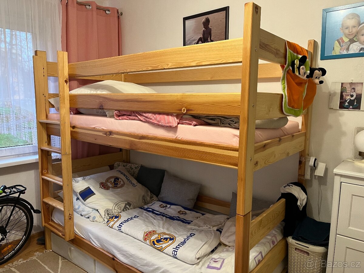 Poschoďová postel (z masivu)