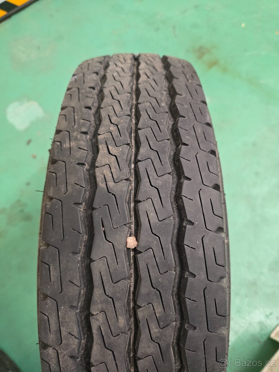 Prodám dvě starší a nevyužité pneumatiky