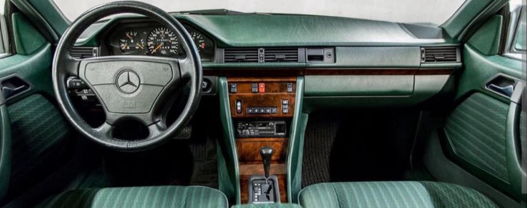 Mercedes W124 zelena palubni deska s airbagem