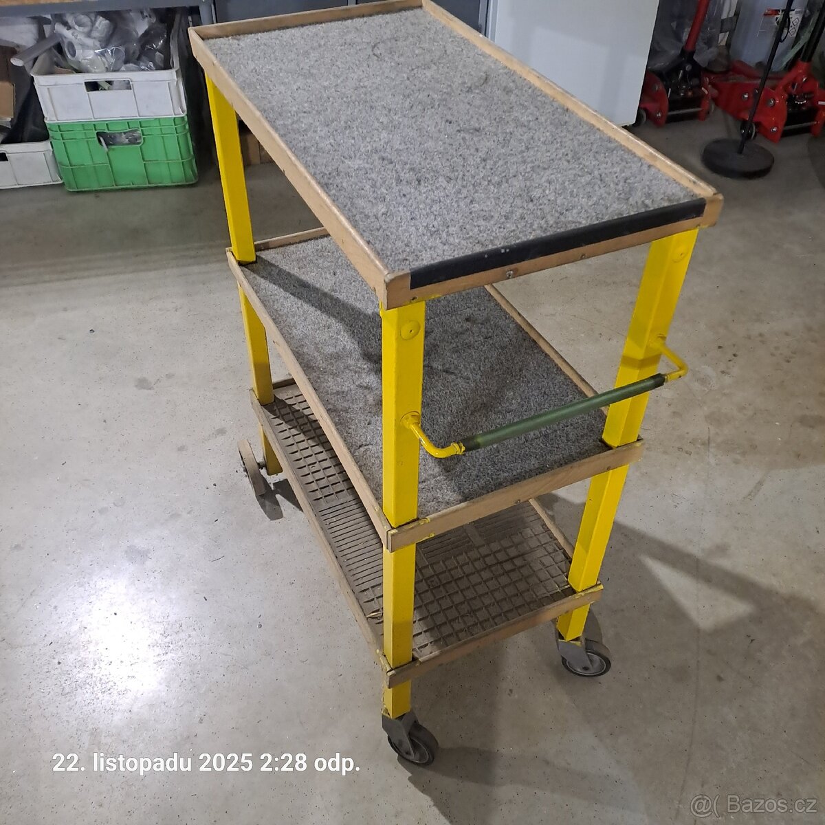 Pojízdný odkládací stolek