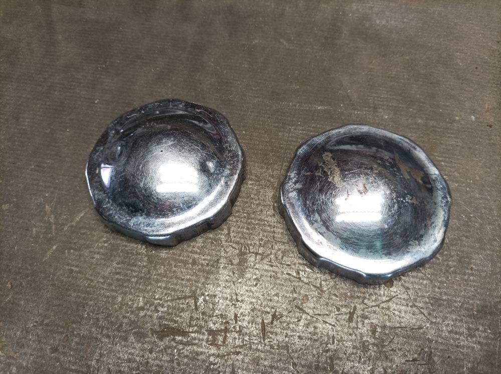 Víčka nádrže a kryt světla jawa,