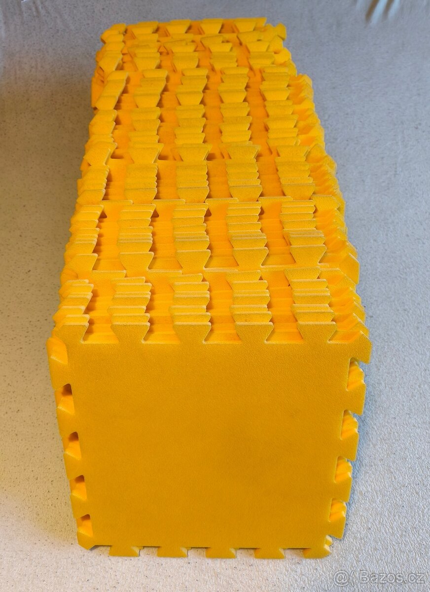 Pěnové puzzle - žlutý pěnový koberec