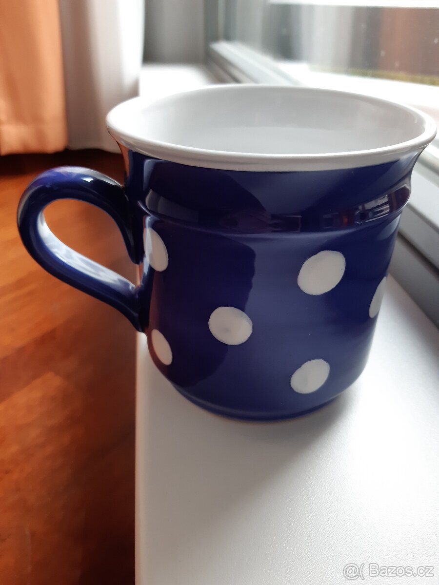 Krásný keramický hrnek s puntíky
