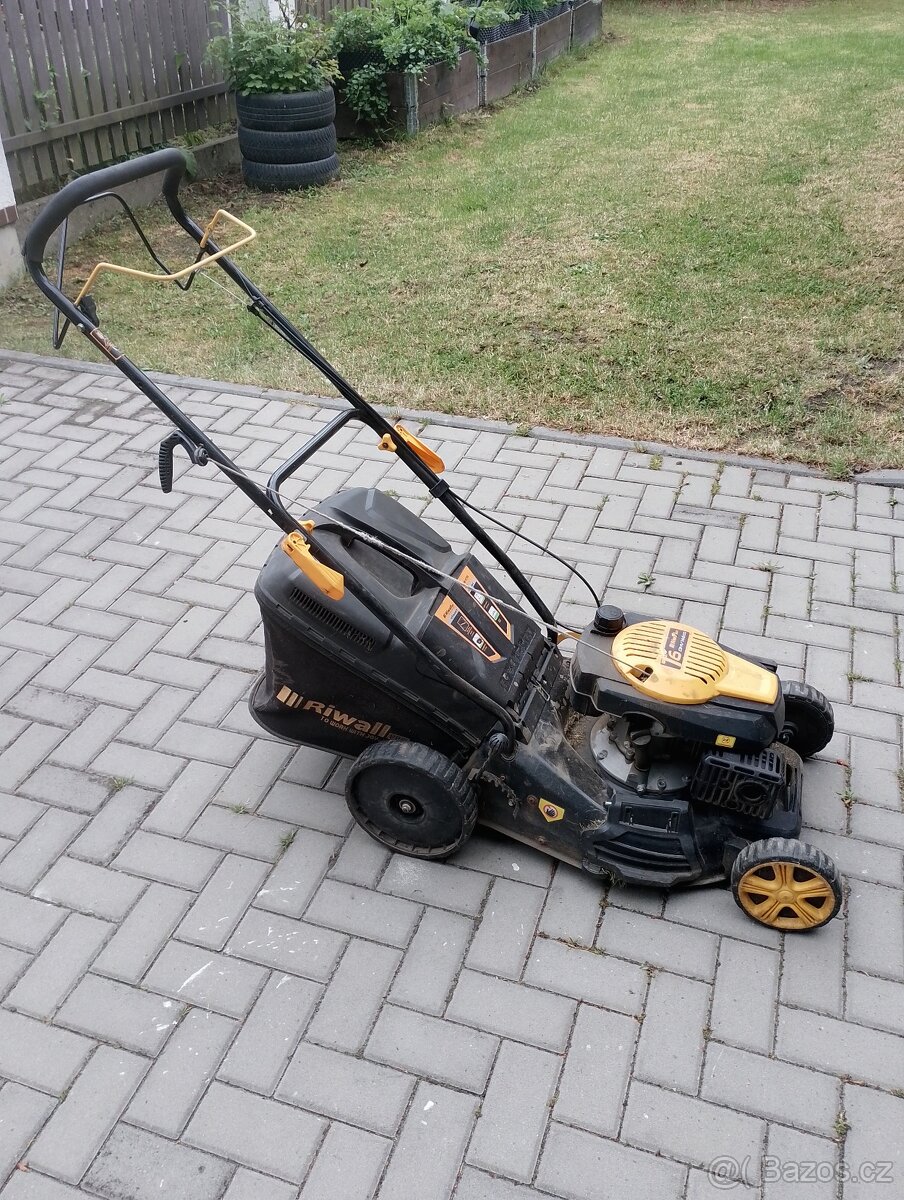 Riwall 4735 benzínová sekačka s pojezdem