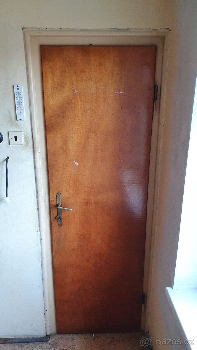 Dřevěné dveře staré interierové