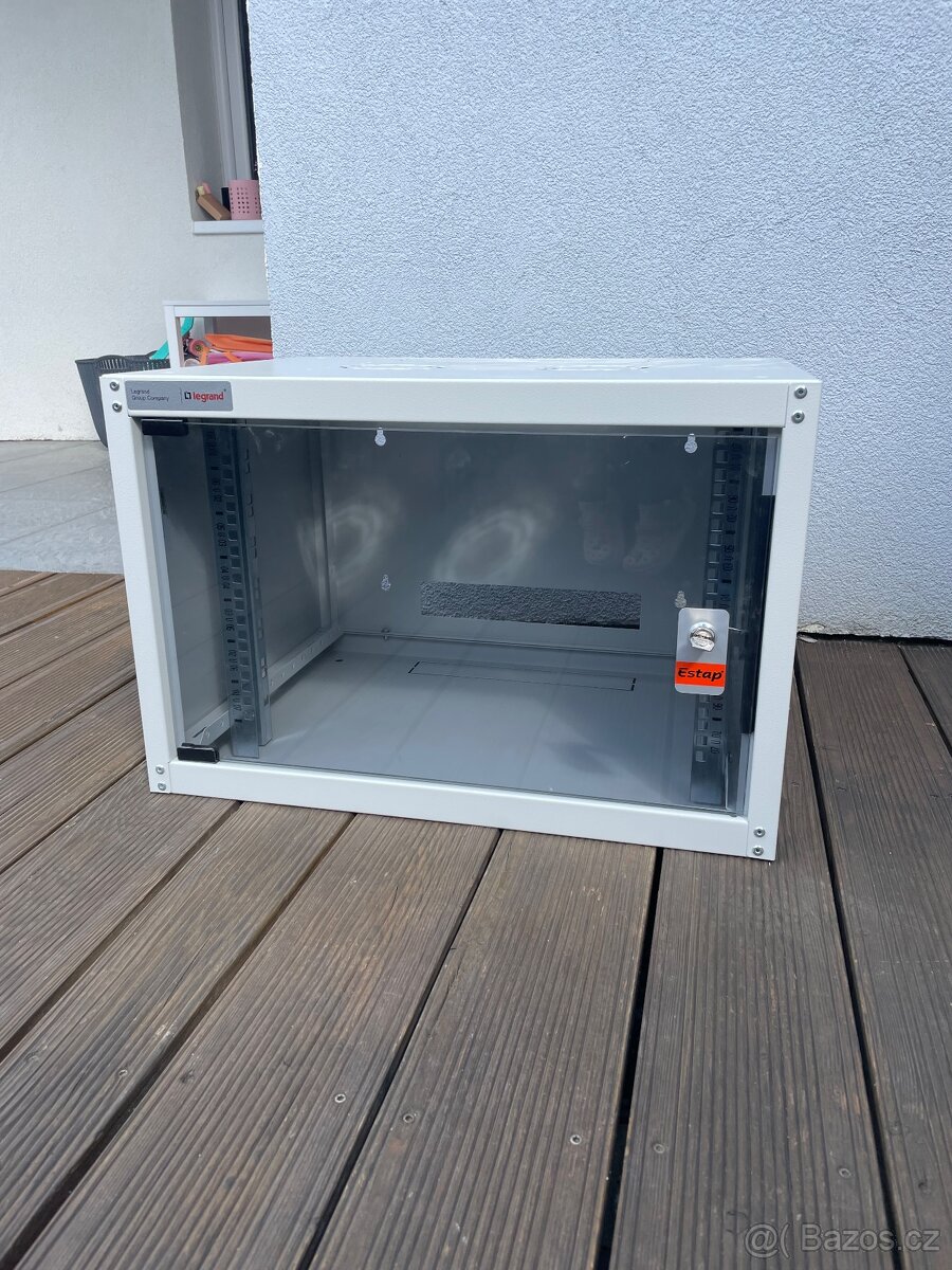 Datová skříň Legrand 7U (600x450 mm) – jako nová