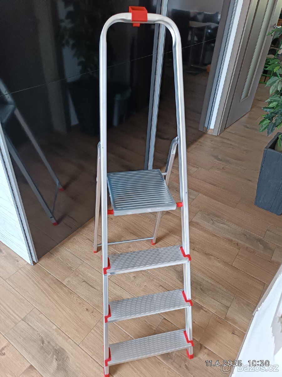 Žebřík hliníkový domácí 4 stupňový skládací