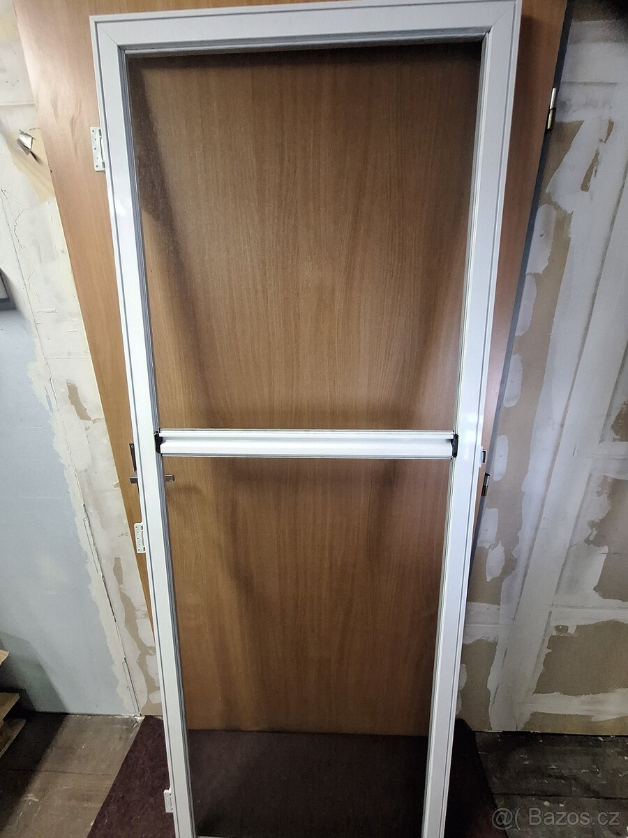 protihmyzové plastové dveře panelákové