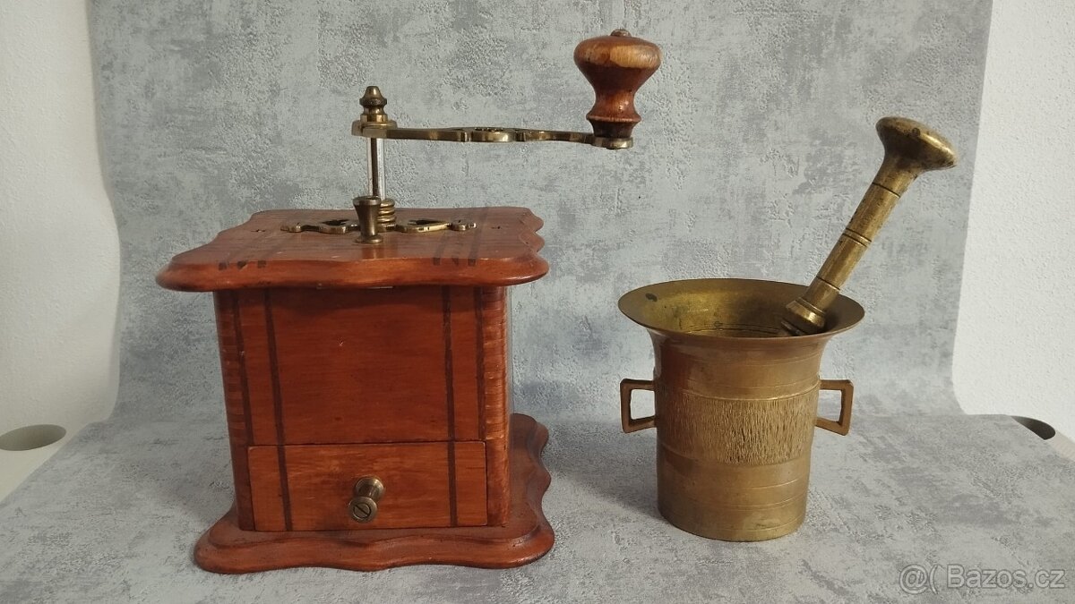 Starý mlýnek na kávu s intarzii + hmoždiř celek za 1599,-
