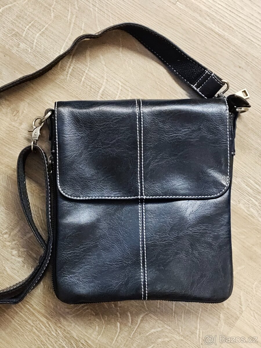 Tmavá taška crossbody 25 x 23 x 6 cm