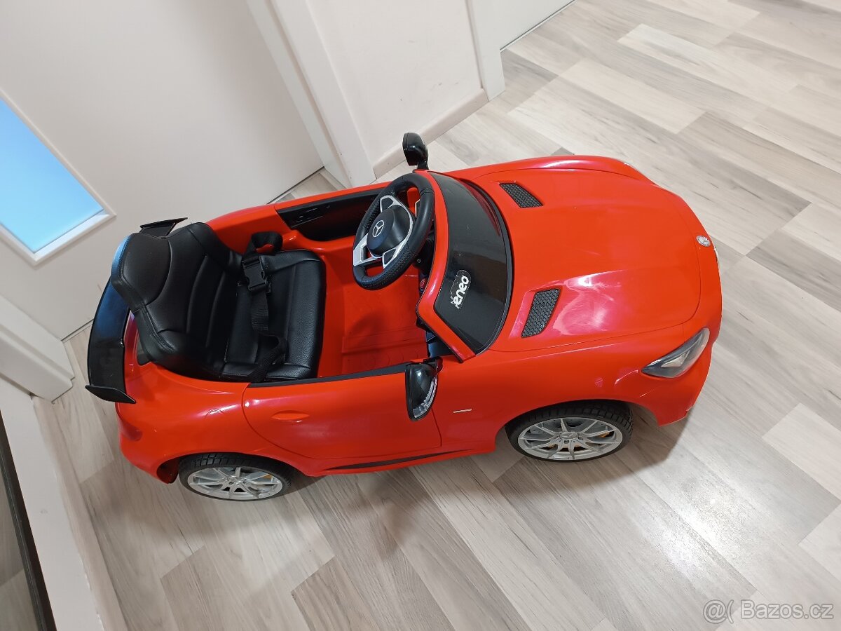 Dětské elektrické autíčko Mercedes AMG GT R