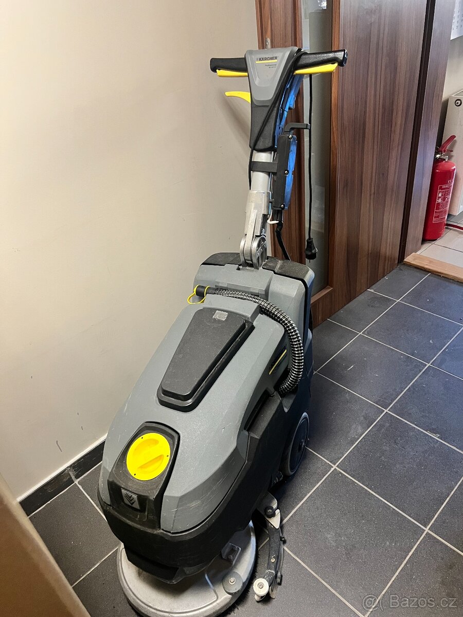 KARCHER podlahový mycí stroj