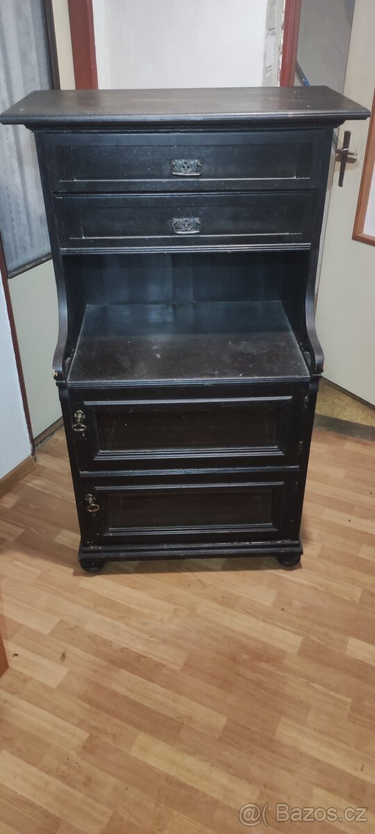 Skříňka starožitná kuchyňská