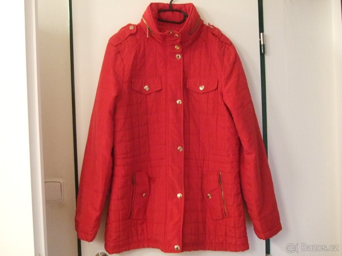 Bunda červená.