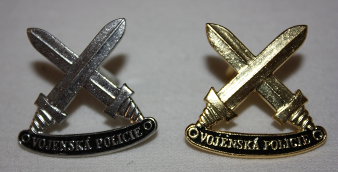 Policie Vojenská, klopový odznak, zkřížené meče VP