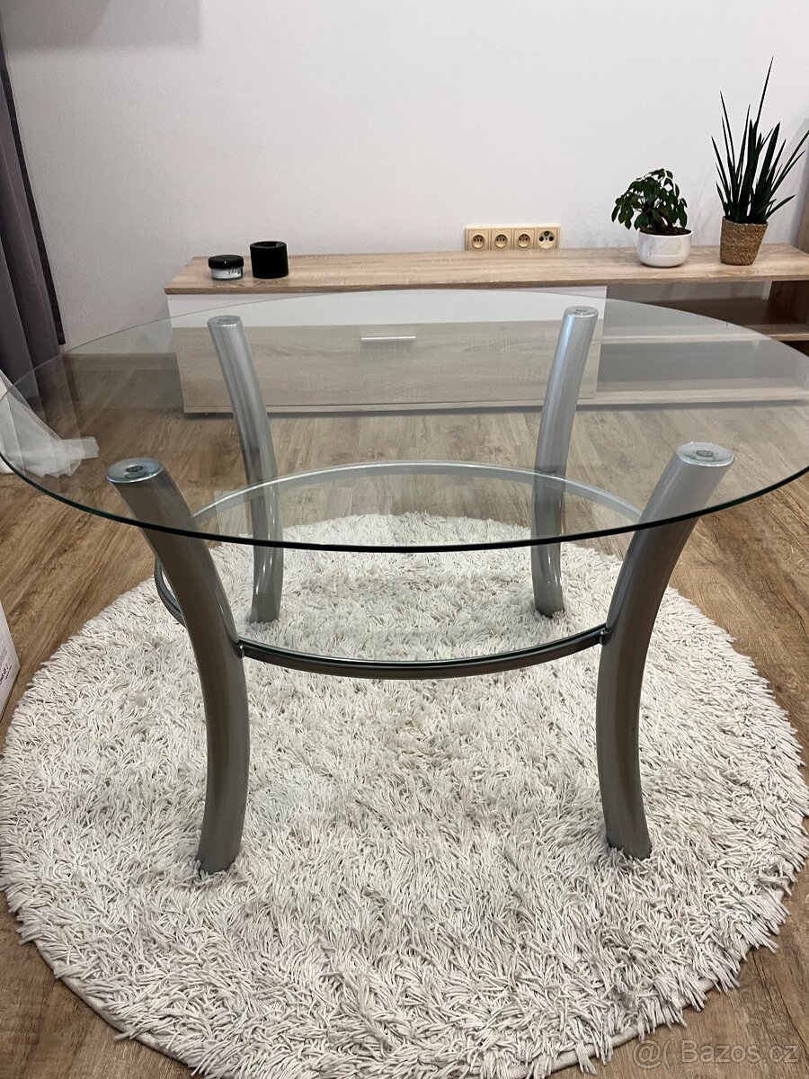 Skleněný konferenční stolek