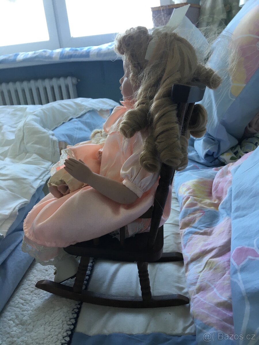 Panenka na křesílku