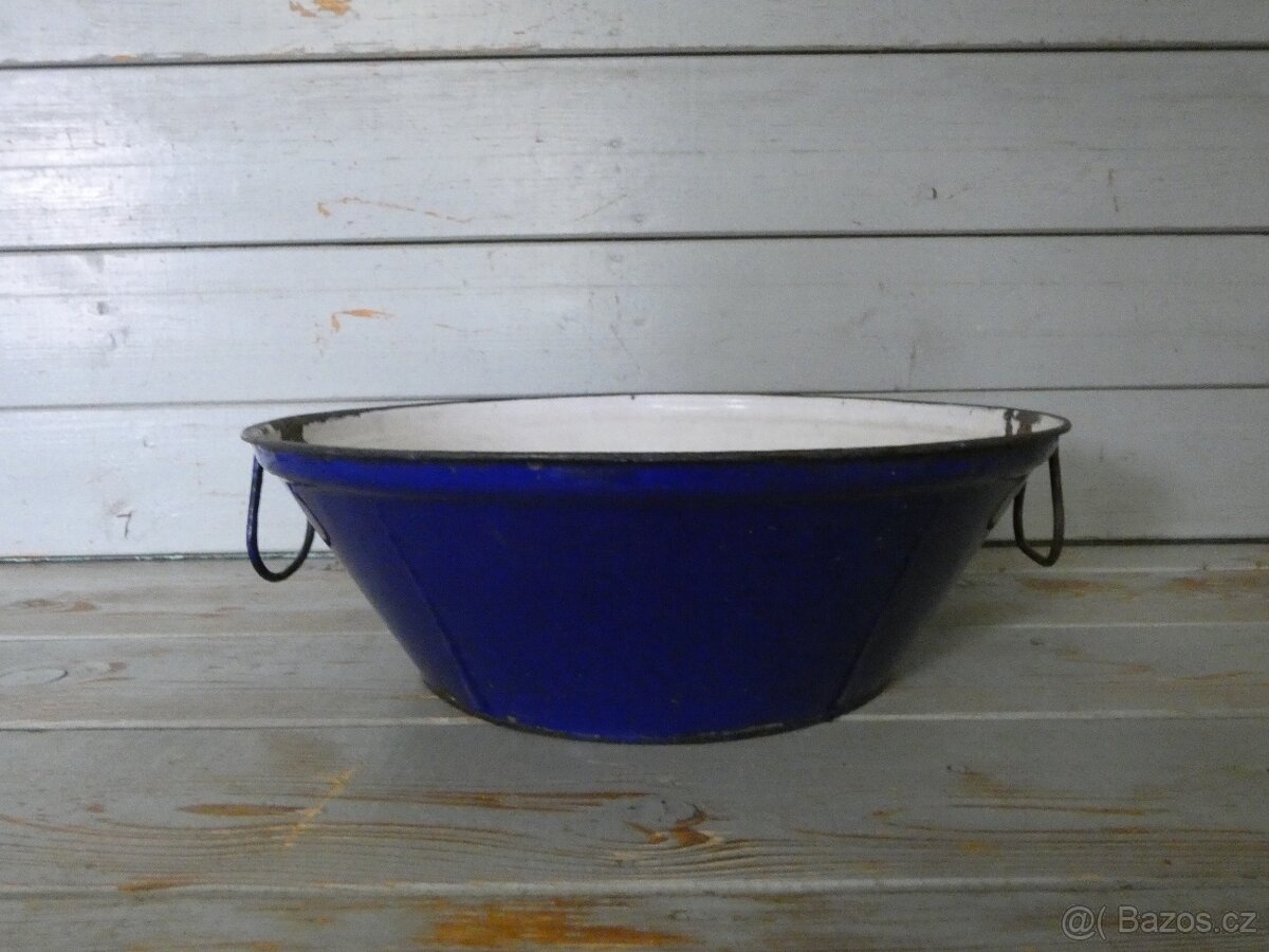 Starý smaltovaný vandlík