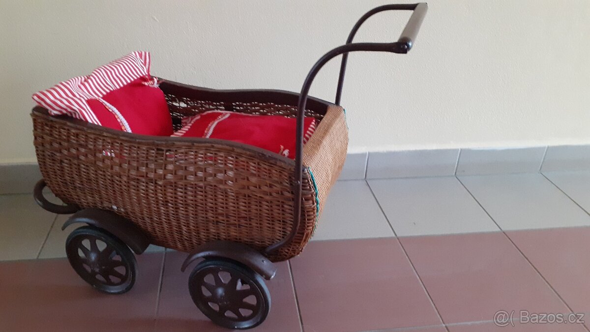Retro kočárek pro panenky
