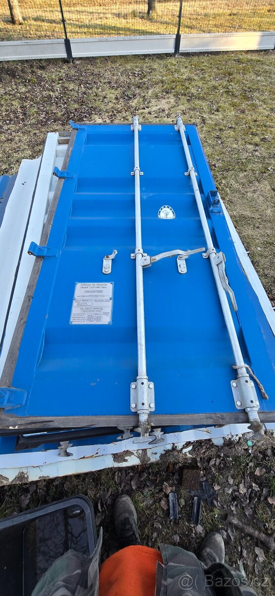 Dveře lodního kontejneru