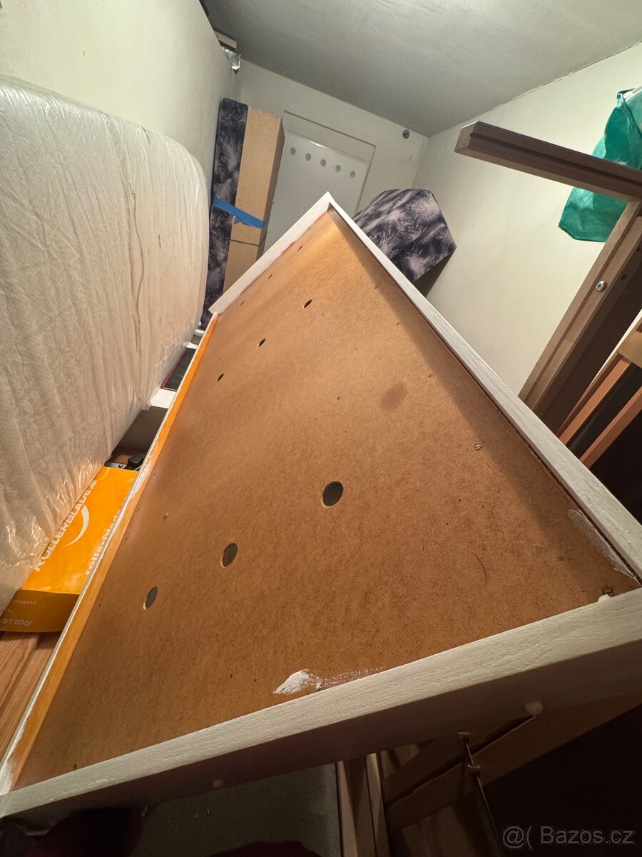 rám dřevěné postele