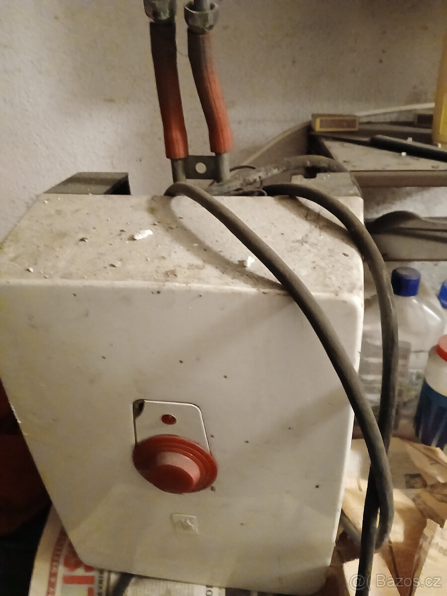 Elektrický průtokový ohřívač vody se zásobníkem