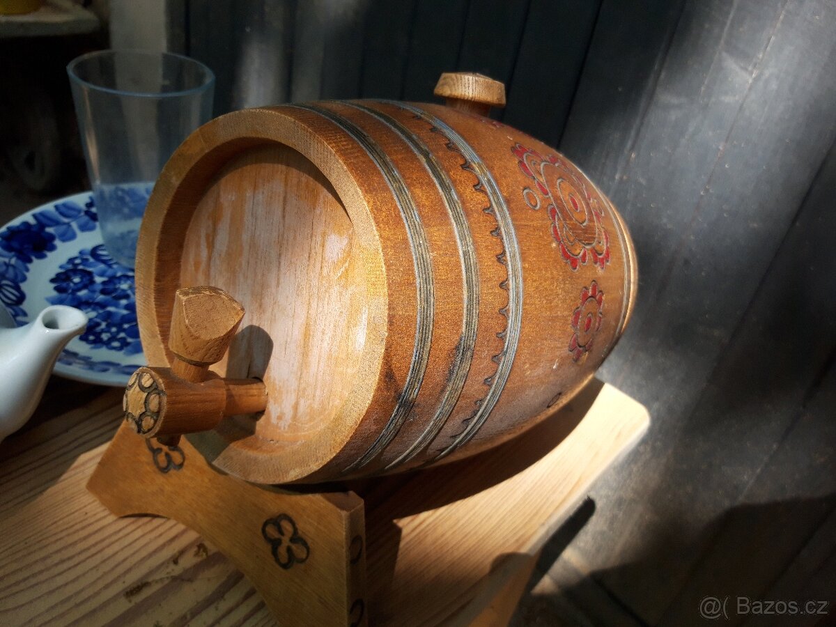Stary dreveny soudek na víno, alkohol