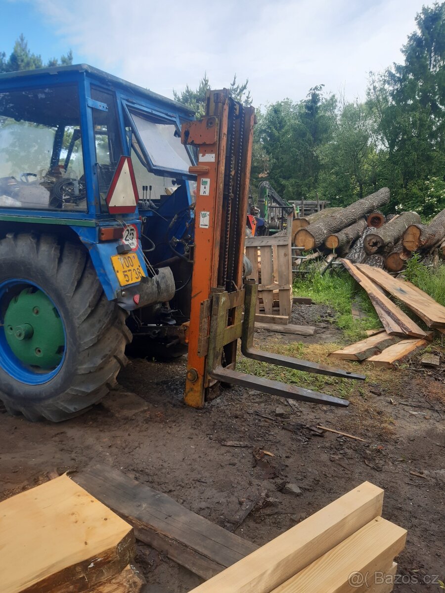 Paletovací stroj