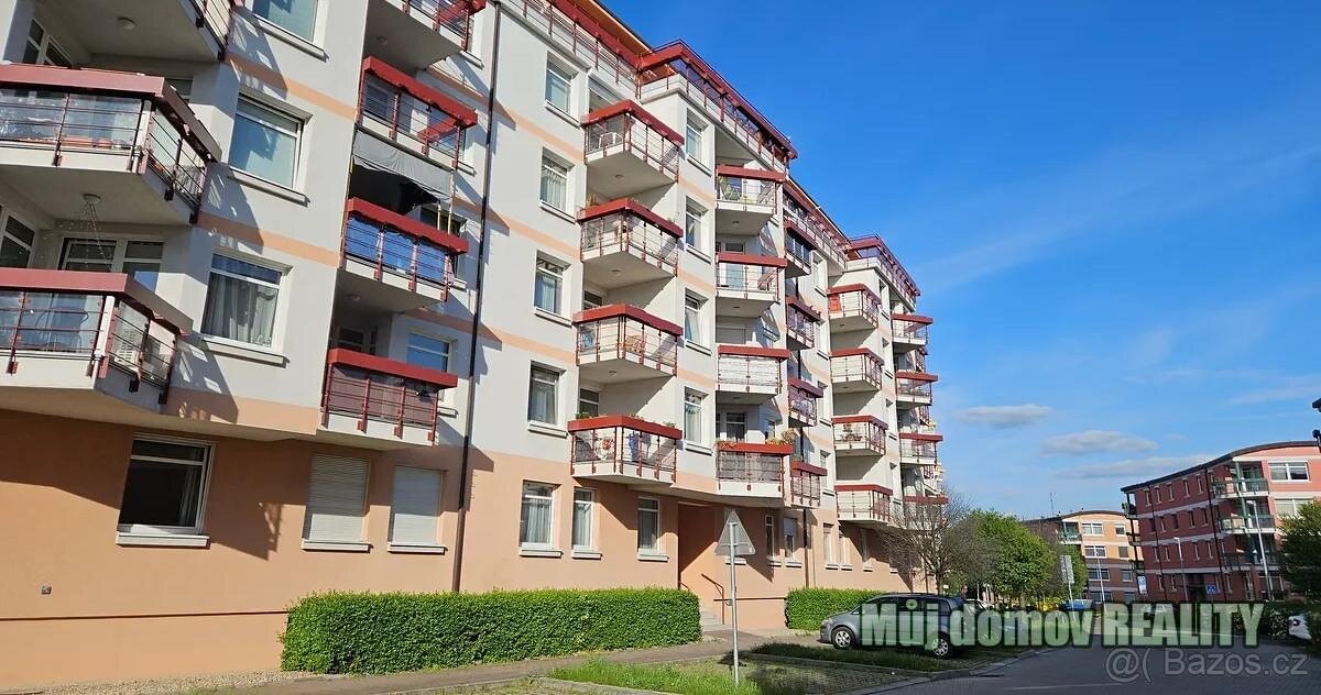 Pronájem slunného bytu 3+kk, 83 m s balkonem, garáží a komor