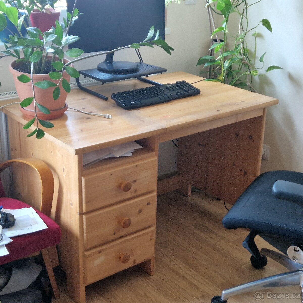 Pracovní stůl z masivního dřeva