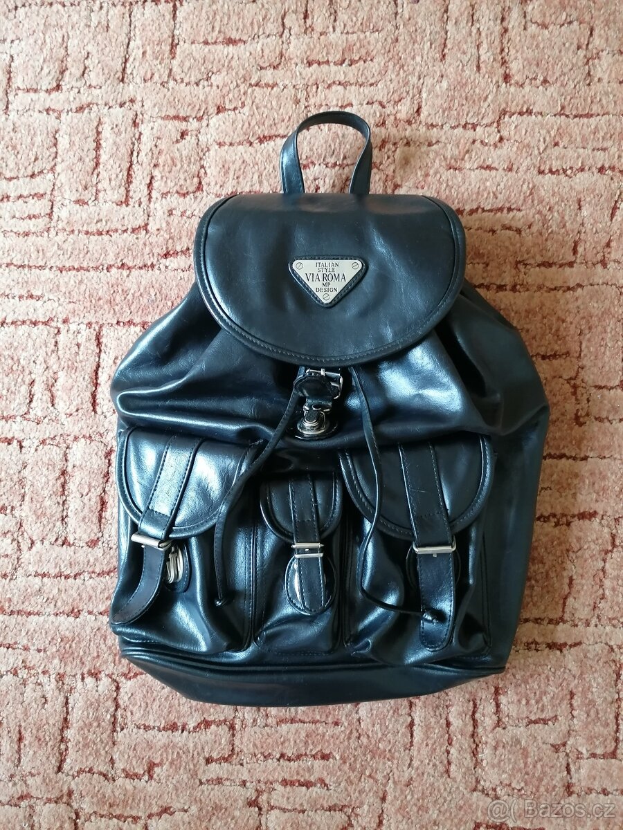 Černý koženkový batoh