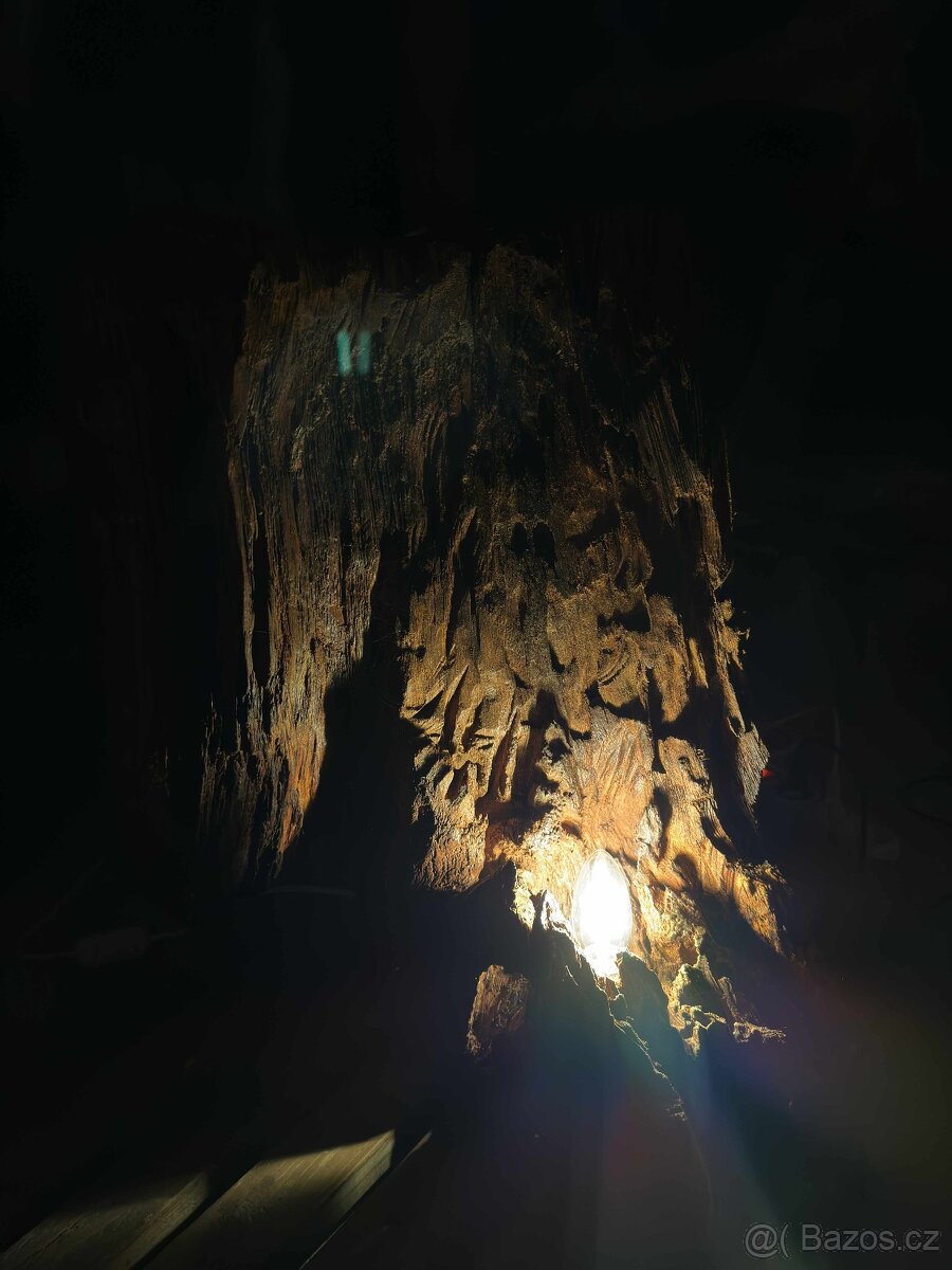 Jedinečná ručně vyráběná lampa z třešňového dřeva