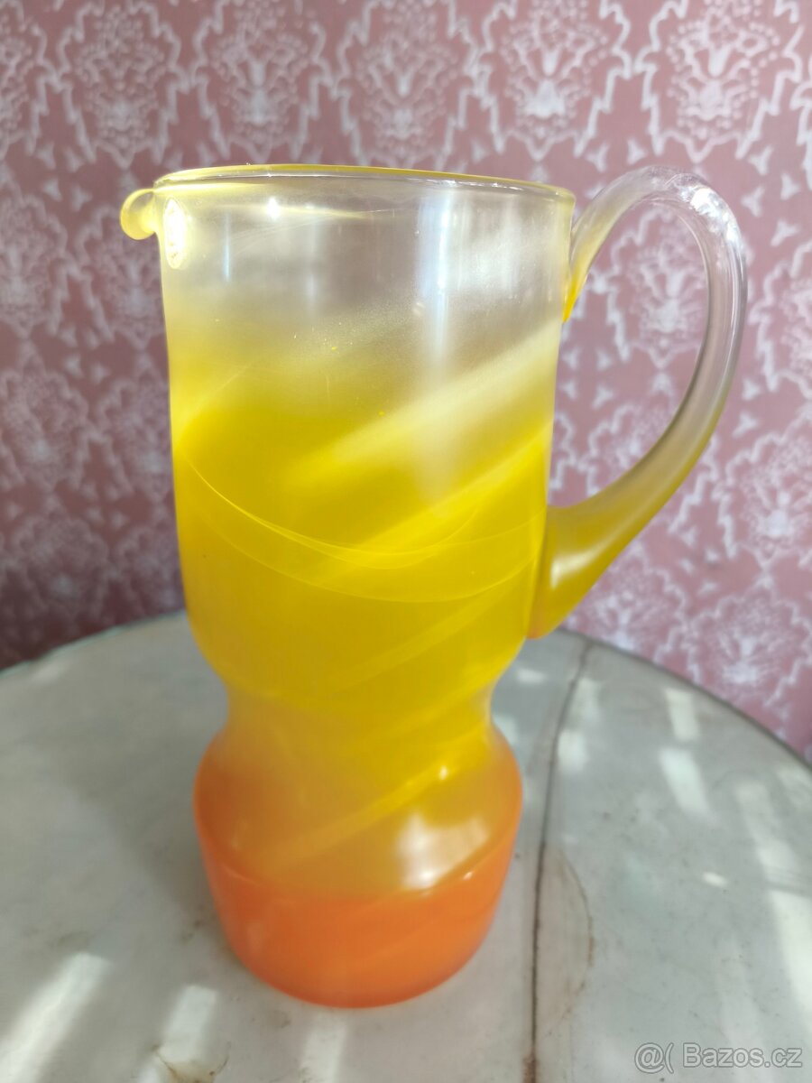 sada skleniček se džbánkem