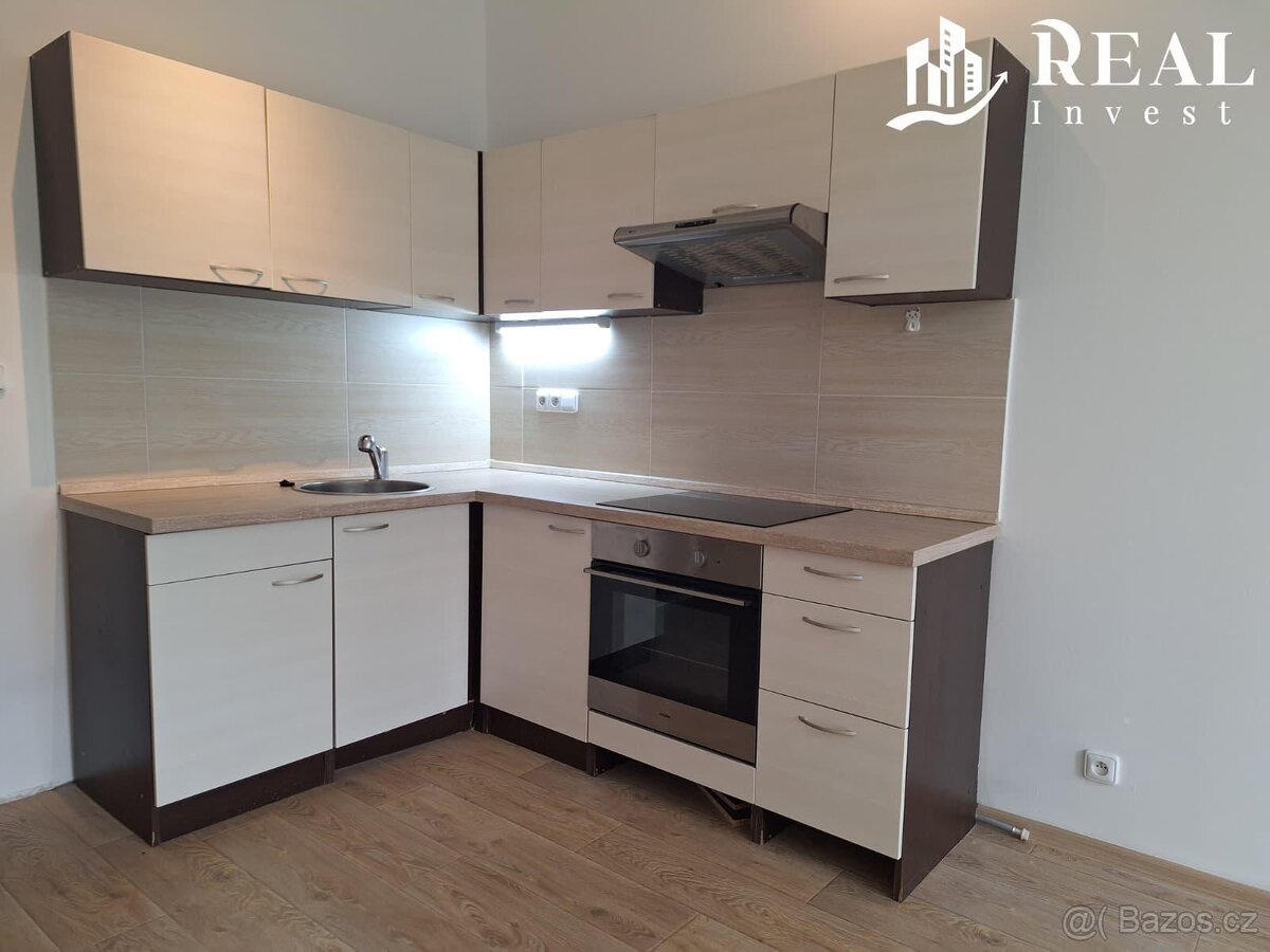 Pronájem, byt 1kk, 30m2, ul. Nám. 8. května, Meziboří