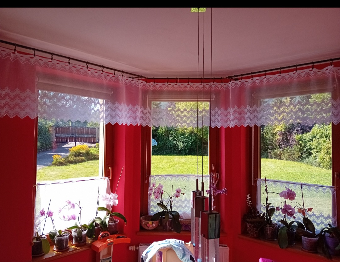 Garnyza, drzak na zaclonu, zaves do vyklenku, jidelna