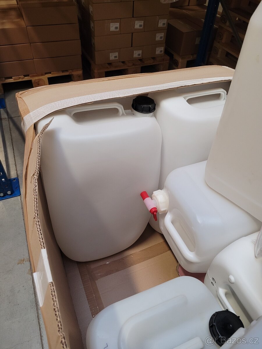 Prázdné kanystry různé velikosti