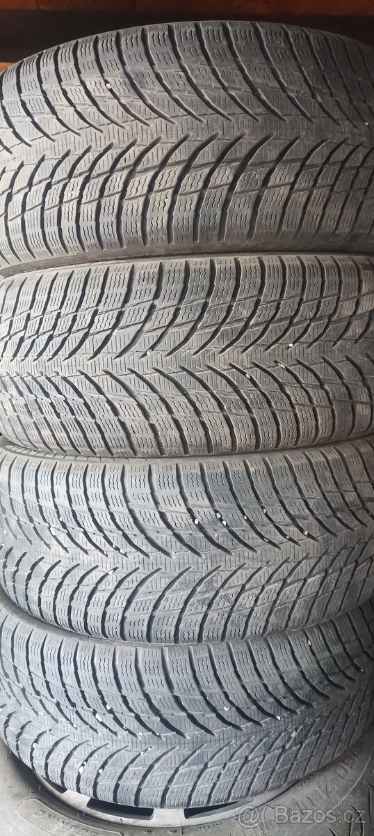 Zimní pneu 215 50R17